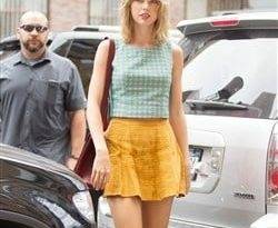 Taylor Swift Traipsing Around NYC In A Mini Skirt on myfans.pics