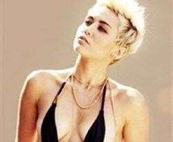 Miley Cyrus & Hayden Panettiere Wear Swimsuits With Class on myfans.pics