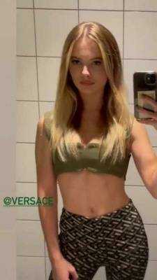 Sexy little Freya Allan showing off her tight abs on myfans.pics
