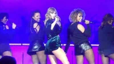 Taylor Swift cockteasing on stage on myfans.pics