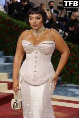 Paloma Elsesser Shows Off Her Big Boobs at The 2022 Met Gala in NYC on myfans.pics