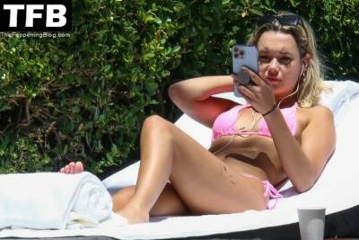 Sarah Snyder Soaks Up the Sun in Miami on myfans.pics