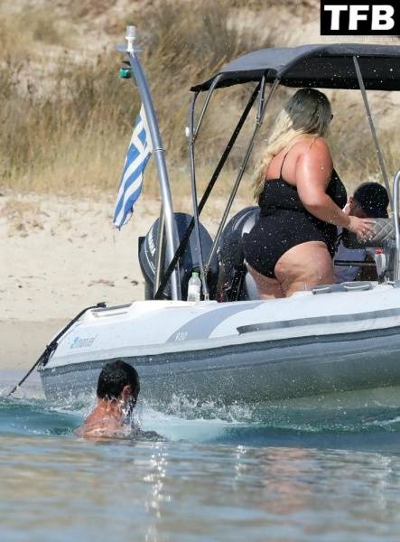 Gemma Collins Flashes Her Nude Boobs on the Greek Island of Mykonos - Greece on myfans.pics