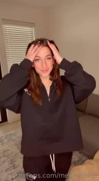 Megan McCarthy Sweatsuit Strip Onlyfans Video Leaked on myfans.pics