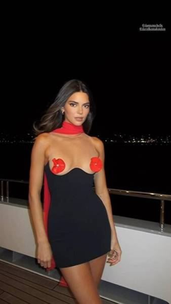 Kendall Jenner Pasties Dress Candid Video Leaked - Usa on myfans.pics